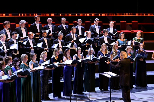 BBC Proms 2022 – Prom 50: The Sixteen & Harry Christophers, their Late-Night gig at the Royal Albert Hall on Wednesday August 24. No review but a souvenir photo.