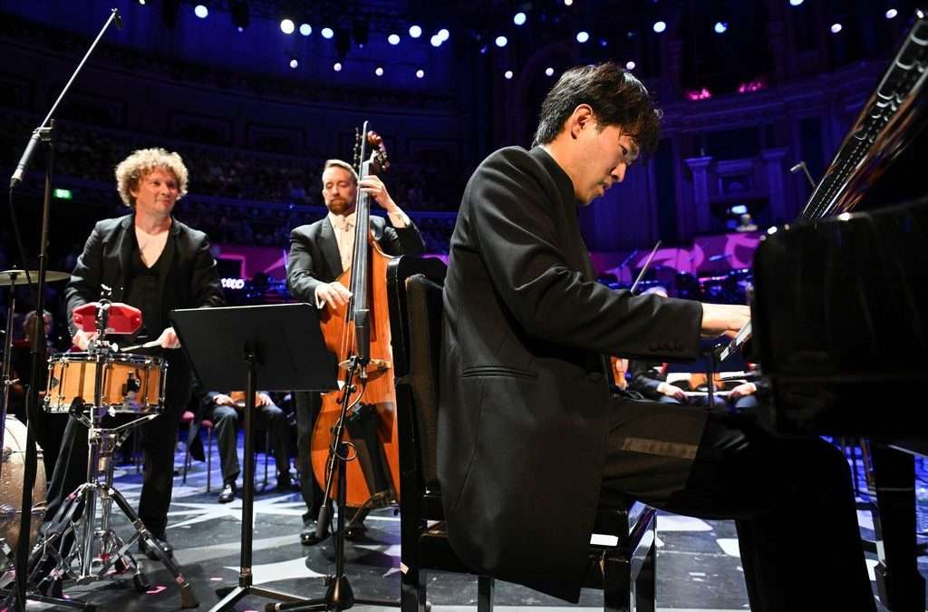 BBC Proms 2025 – Philharmonia Orchestra. Santtu-Matias Rouvali conducts Gabriela Ortiz’s Antrópolis, Mussorgsky’s Pictures at an Exhibition (orchestrated Ravel), and Bruce Liu plays Tchaikovsky’s Second Piano Concerto. Live on BBC Radio 3.