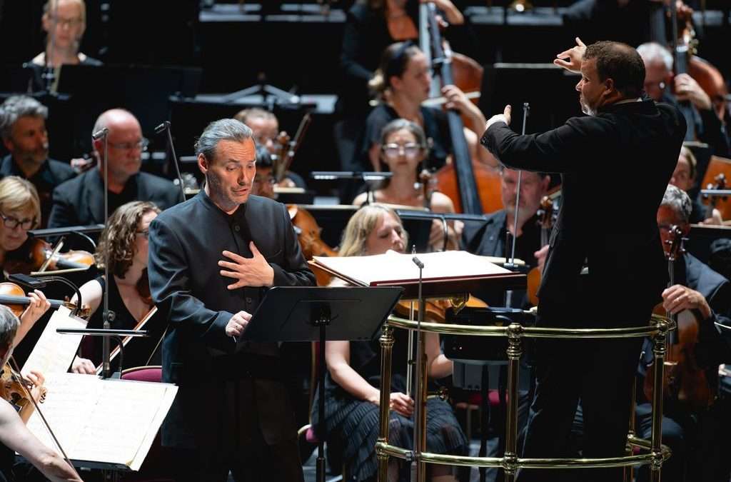 BBC Proms 2025 – Souvenir photo for BBC National Orchestra of Wales. Ryan Bancroft conducts Gubaidulina’s Revue Music & Shostakovich’s Symphony 13 (Babi Yar), with Benjamin Grosvenor playing Ravel’s G-major Piano Concerto.